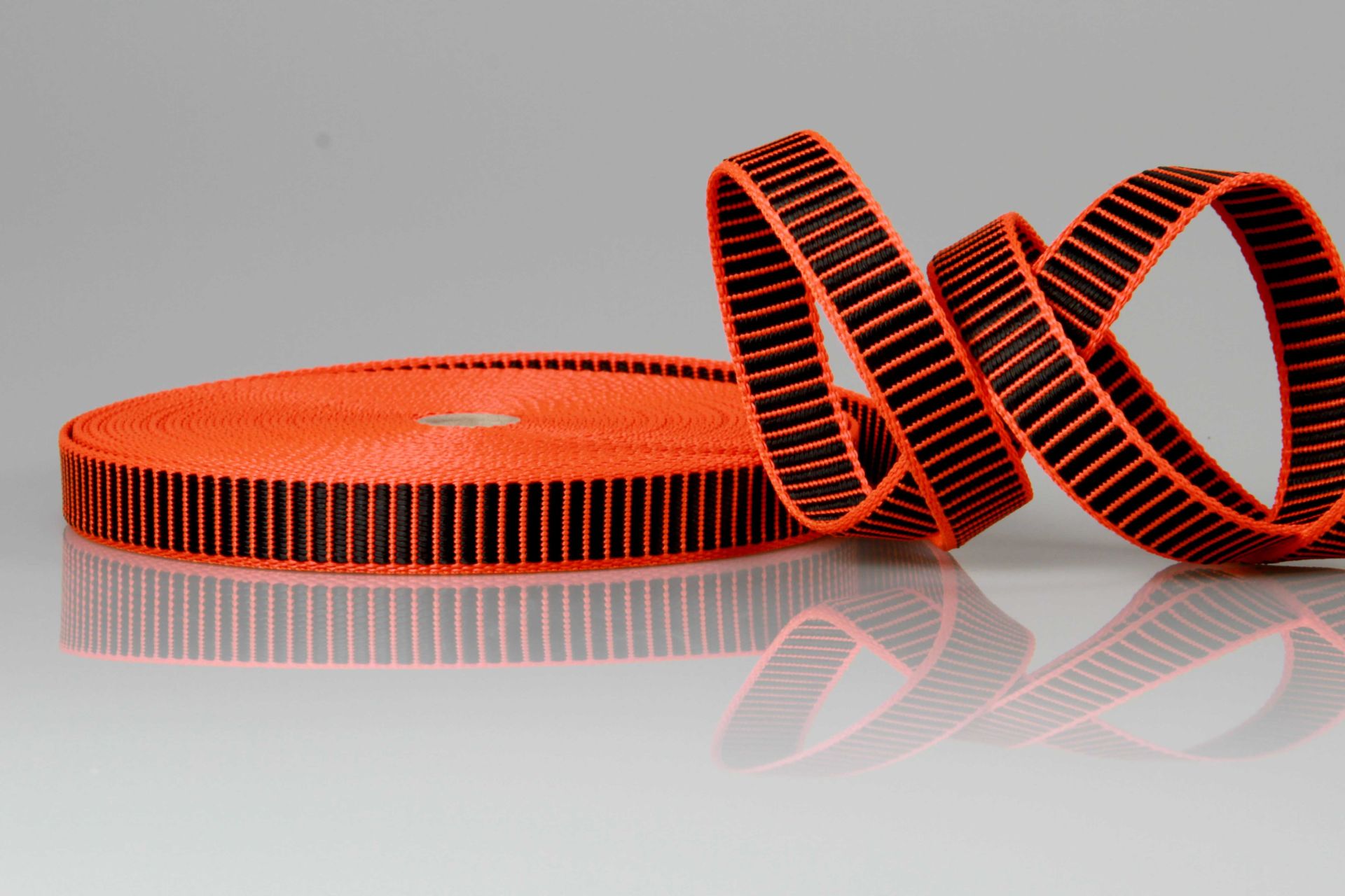 Gurtware aus PP mit 3D Effekt | 20 mm Breite | 50 m Rollenware | Griffig und strapazierfähig | Orange mit schwarzen Balken