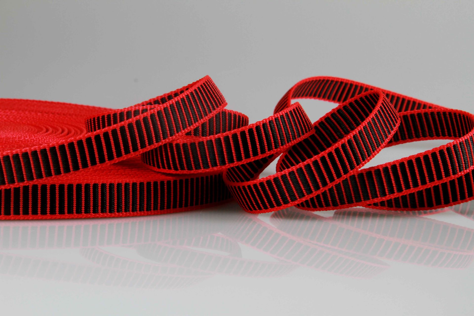 Gurtware aus PP mit 3D Effekt | 20 mm Breite | 50 m Rollenware | Griffig und strapazierfähig | Rot mit schwarzen Balken