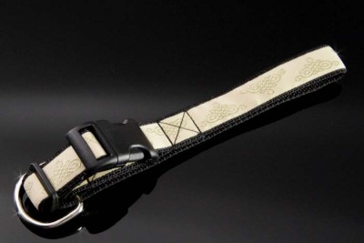 Hundehalsband - Goldfäden - Ornamenten - Zugentlastung 25 mm Hundehalsband - Goldfäden - Ornamenten - Zugentlastung 25 mm