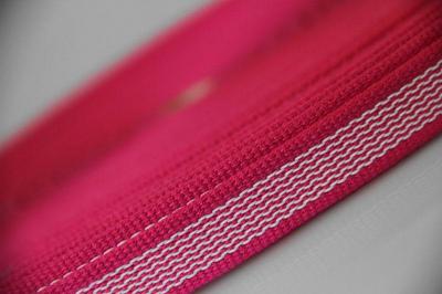 Anti-Rutsch - 50 mtr. Rolle - 20 mm breit - pink/magenta - weiße Gummierung - Hundesport und Pferdesport Anti-Rutsch - 50 mtr. Rolle - 20 mm breit - pink/magenta - weiße Gummierung - Hundesport und Pferdesport
