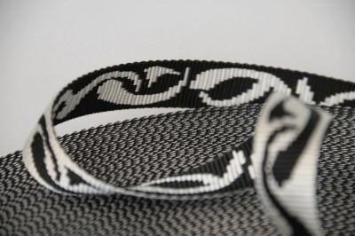 PA-Motivband Keltic | Weiß/Schwarz | 50 m Rollenware | Softes Nylon Gurtband mit beidseitigem Keltik-Design | 25 mm breit | 1,8 mm Stärke