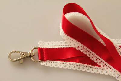 Umhängeband mit Spitze | Lanyards | Satin | kirschrot-weiss