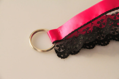 Schlüsselanhänger mit Spitze | Satin | pink-schwarz