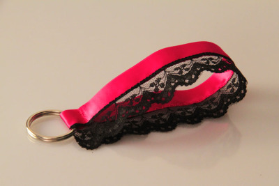 Schlüsselanhänger mit Spitze  -  Satin  -  pink-schwarz