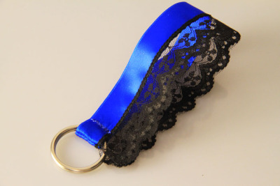 Schlüsselanhänger mit Spitze  -  Satin  -  königsblau-schwarz