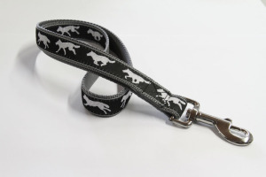 Kurzleine | Running Wolf | 25 mm Breite | 45 cm große Schlaufen-Länge | weiches PA (Nylon) mit aufgesteppter Bortenware
