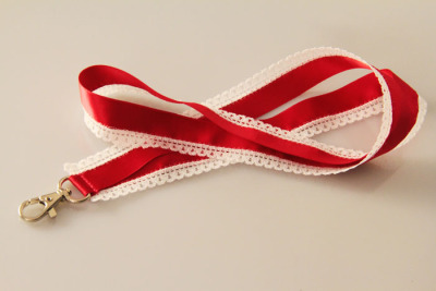 Umhängeband mit Spitze | Lanyards | Satin | kirschrot-weiss Umhängeband mit Spitze | Lanyards | Satin | kirschrot-weiss