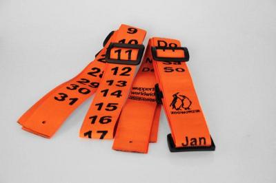 Gewebter Kalender  -  1-farbiger Einwebung von Datum, Wochentagen und Monat in orange