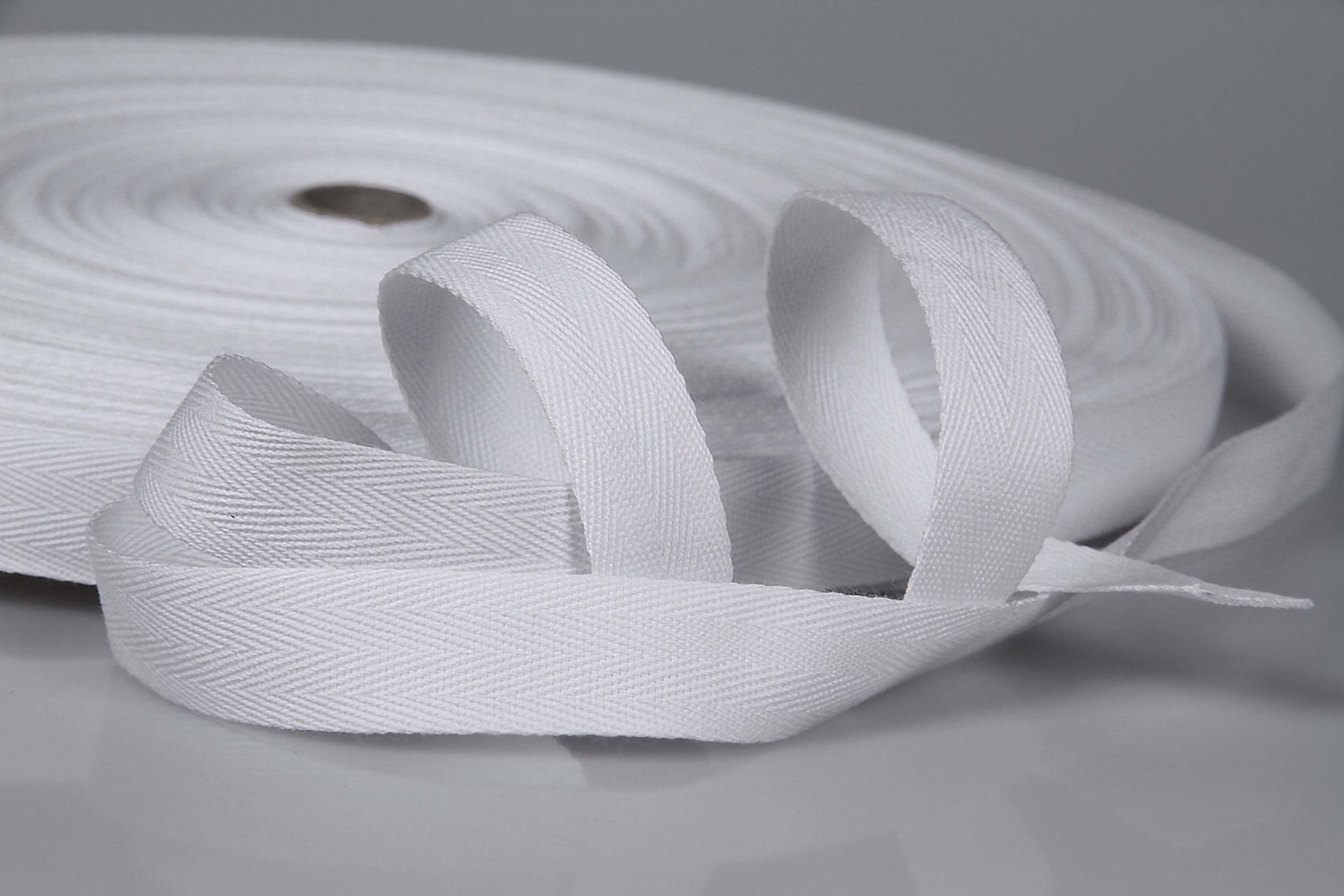 Baumwollband  -  Köperband  -  Einfassband  -  100 m Rollenware  -  20 mm Breite  -  Weiß  -  0,3 mm Stärke