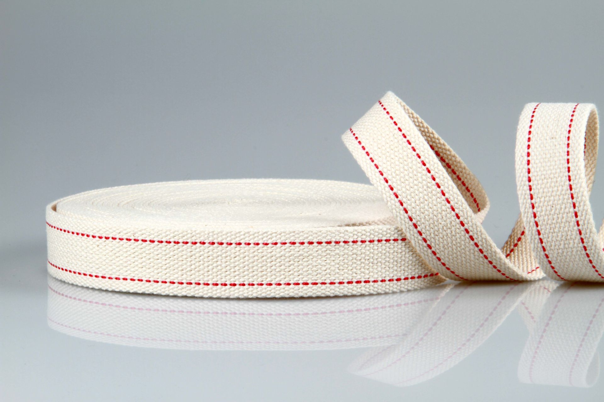 Baumwollgurt | Dochtband aus Baumwolle mit 2 roten Kennstreifen | 30 mm Breite | 10 m Rollenware | viele Anwendungszwecke | Stärke ca. 2 mm