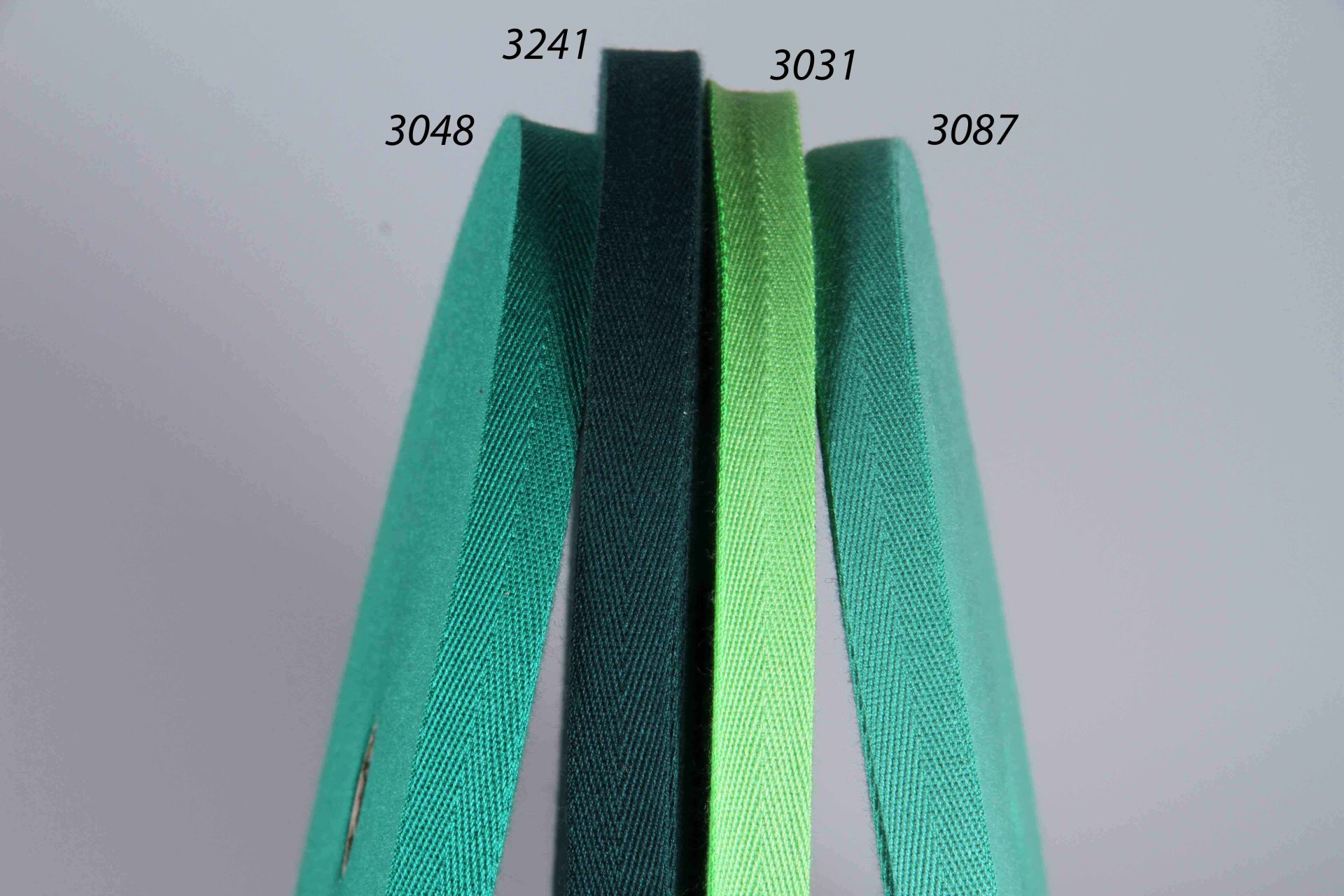 Einfassband  -  100 m  -  weiche Bandware  -  Köperband aus PAC  -  10 mm breit  -  Grüntöne-Auswahl