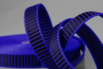 Gurtware aus PP mit 3D Effekt  -  20 mm Breite  -  50 m Rollenware  -  Griffig und strapazierfähig  -  Blau mit schwarzen Balken