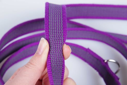Anti-Rutsch - 50 mtr. Rolle - 12 mm breit - lila/violett - beidseitige Gummierung - Hundesport und Pferdesport Anti-Rutsch - 50 mtr. Rolle - 12 mm breit - lila/violett - beidseitige Gummierung - Hundesport und Pferdesport